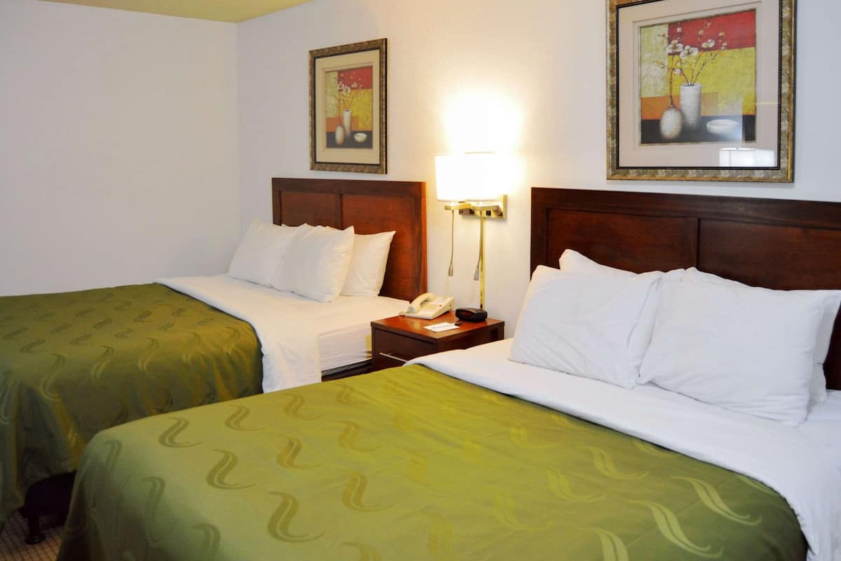 Tabla de planchar con plancha, wifi gratis y ropa de cama