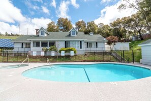 Outdoor pool, pool loungers - Quality Inn Yosemite Valley Gateway (Mariposa)