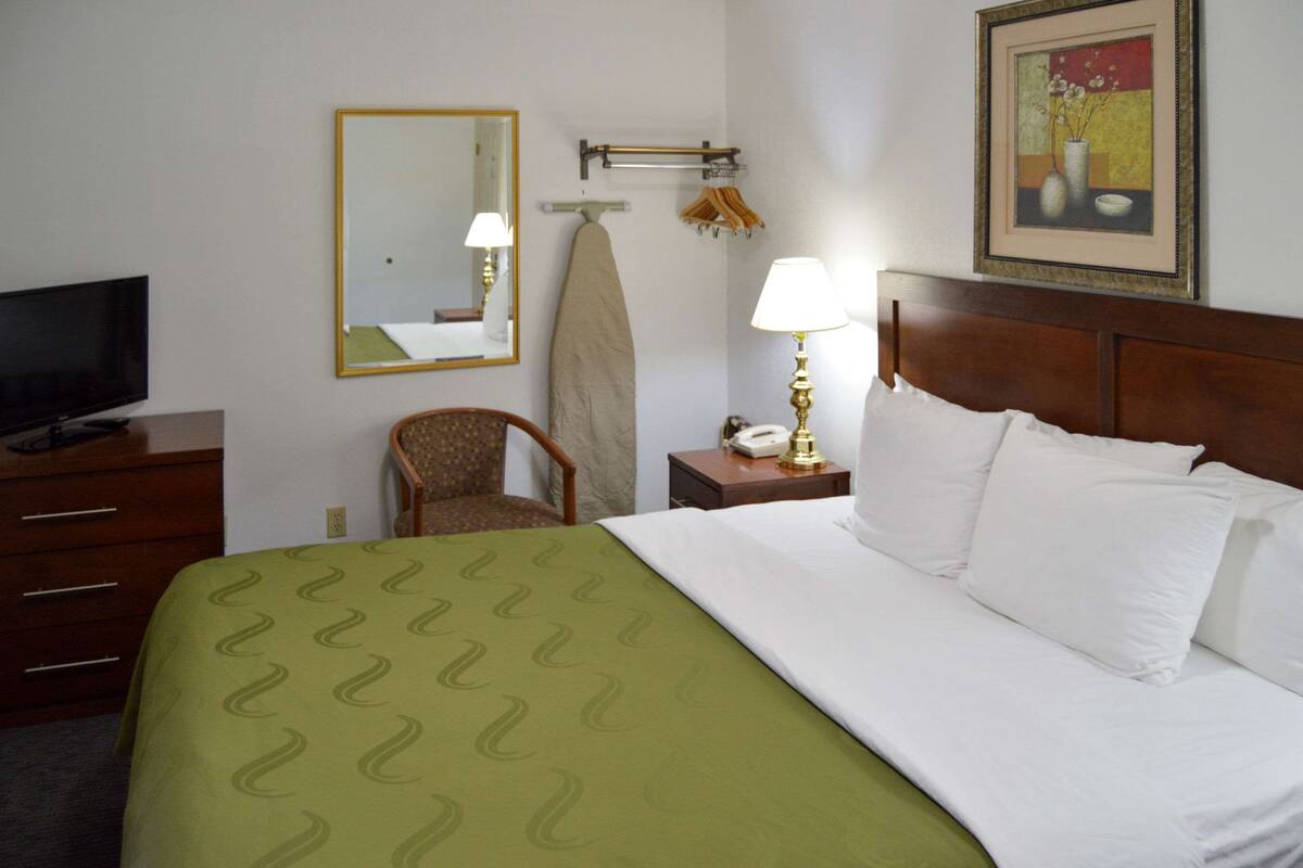 Iron/ironing board, WiFi (free), bed sheets