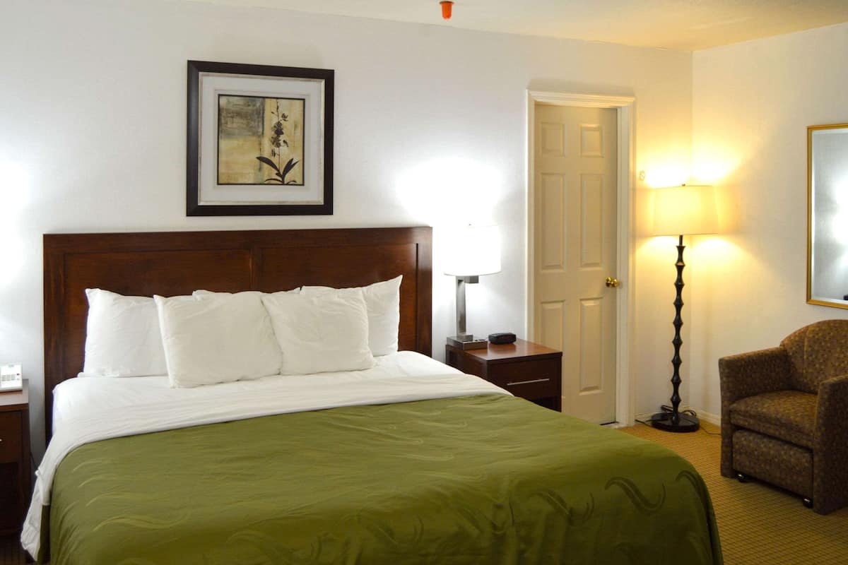 Tabla de planchar con plancha, wifi gratis y ropa de cama