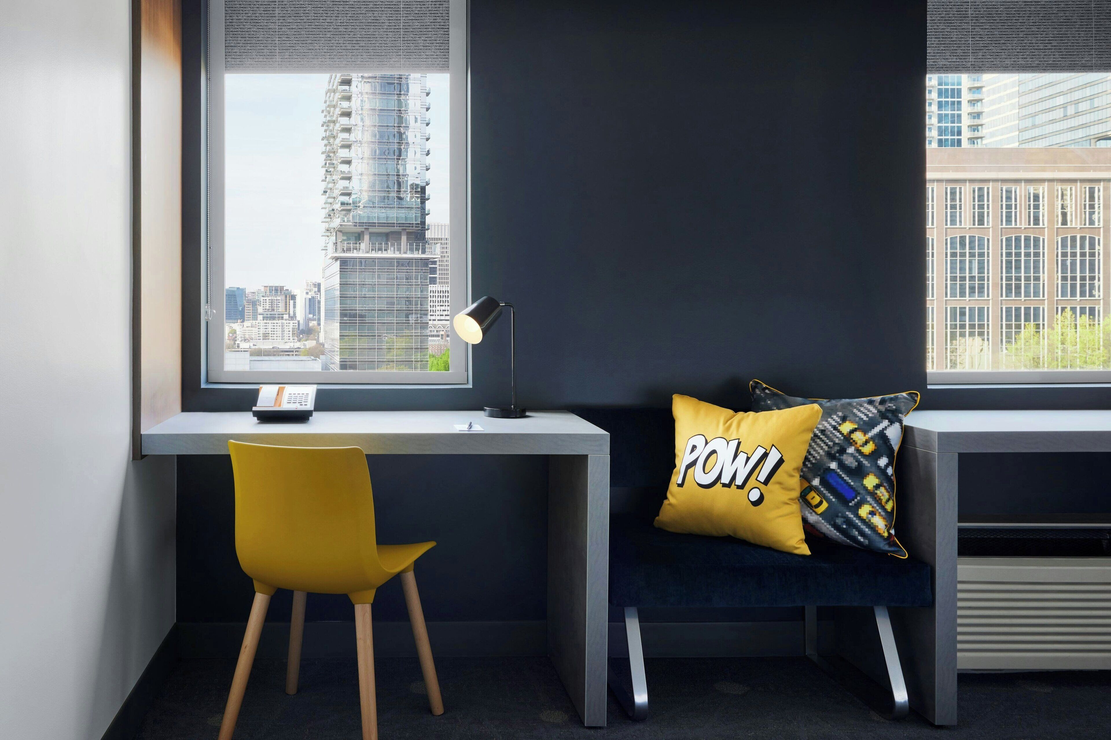 ملاءات للفراش لا تسبب الحساسية وخزنة داخل الغرفة ومكتب وستائر تعتيم