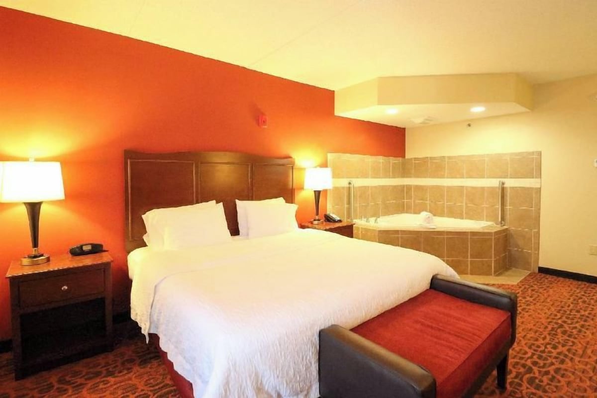 Premium bedding, pillowtop beds, in-room safe, desk