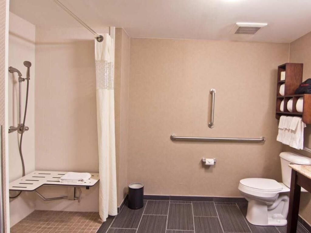 Amenidades de baño gratuitas, secadora de cabello, toallas 