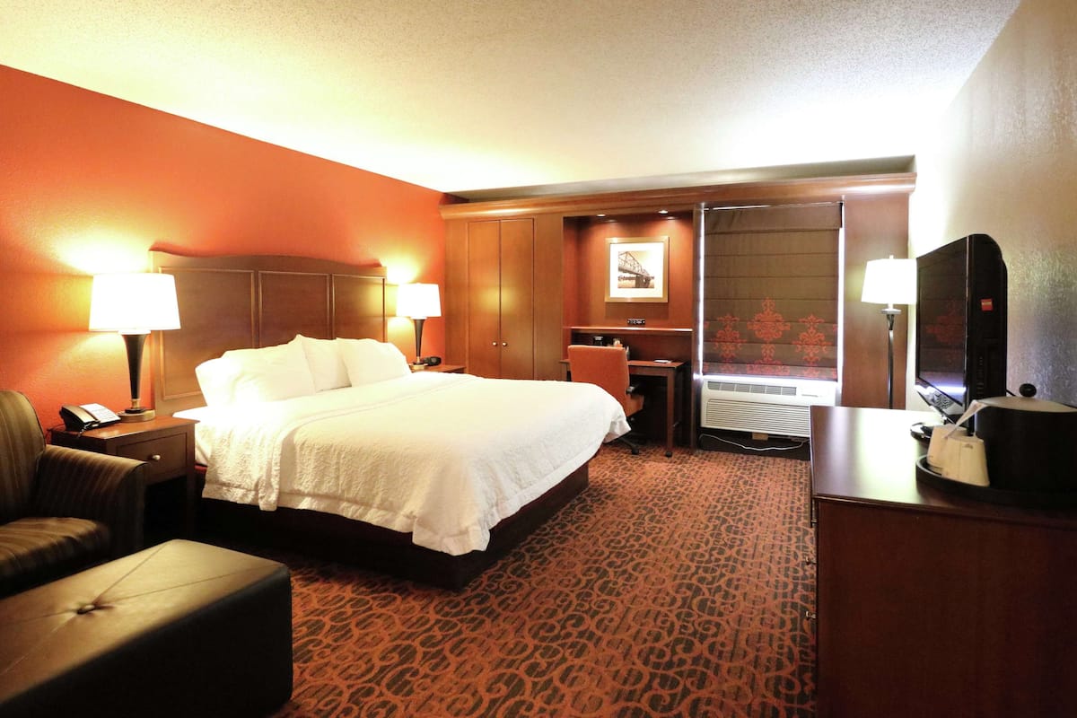 Room, 1 King Bed, Jetted Tub | Premium bedding, pillowtop beds, in-room safe, desk