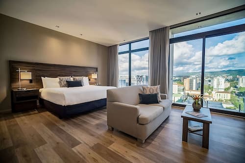 1 King Bed Balcony | Coffres-forts dans les chambres, bureau