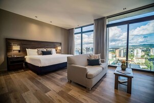 1 King Bed Balcony | 客房内保险箱、办公桌、笔记本电脑工作区、遮光窗帘