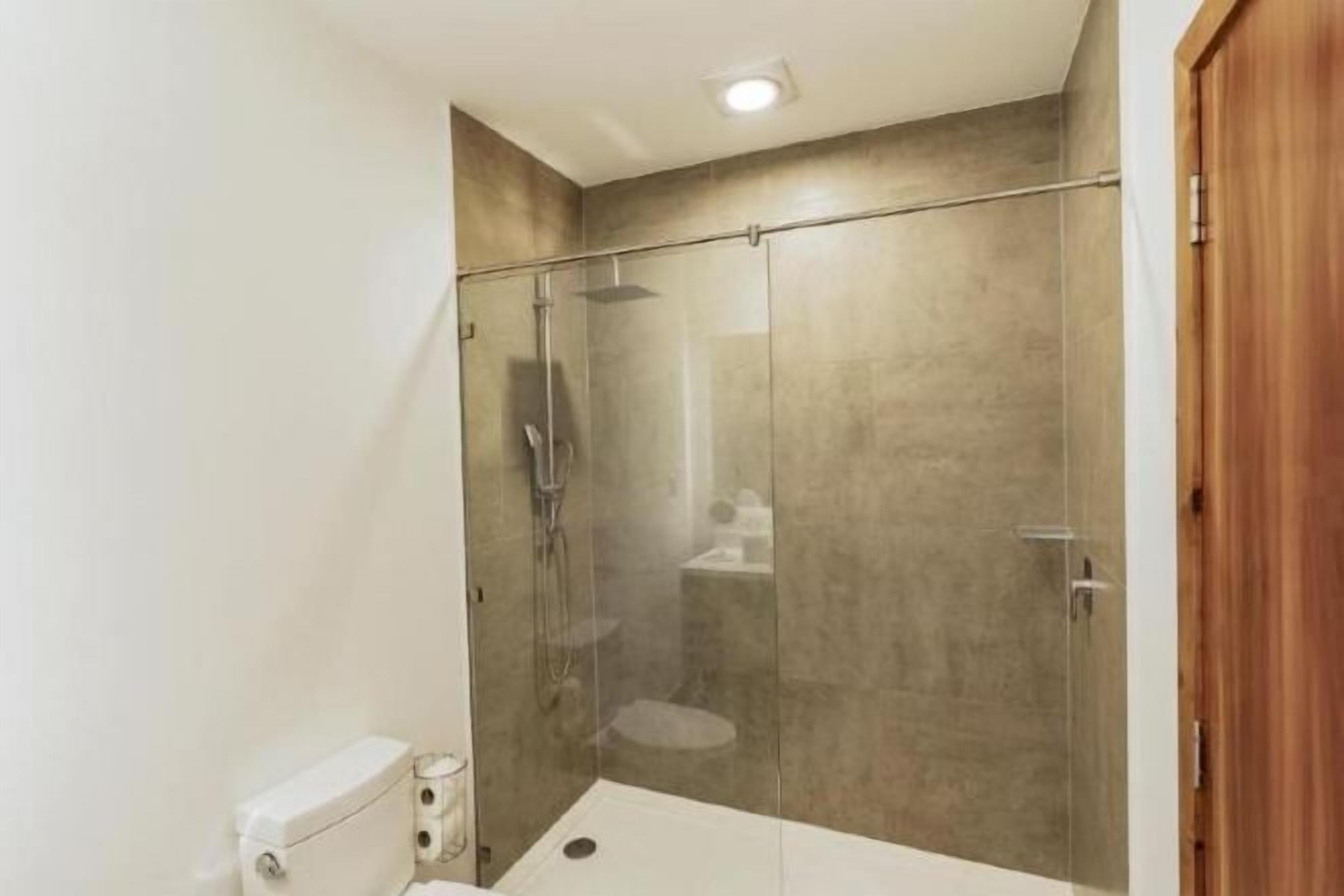 Shower, rainfall showerhead, free toiletries, hair dryer