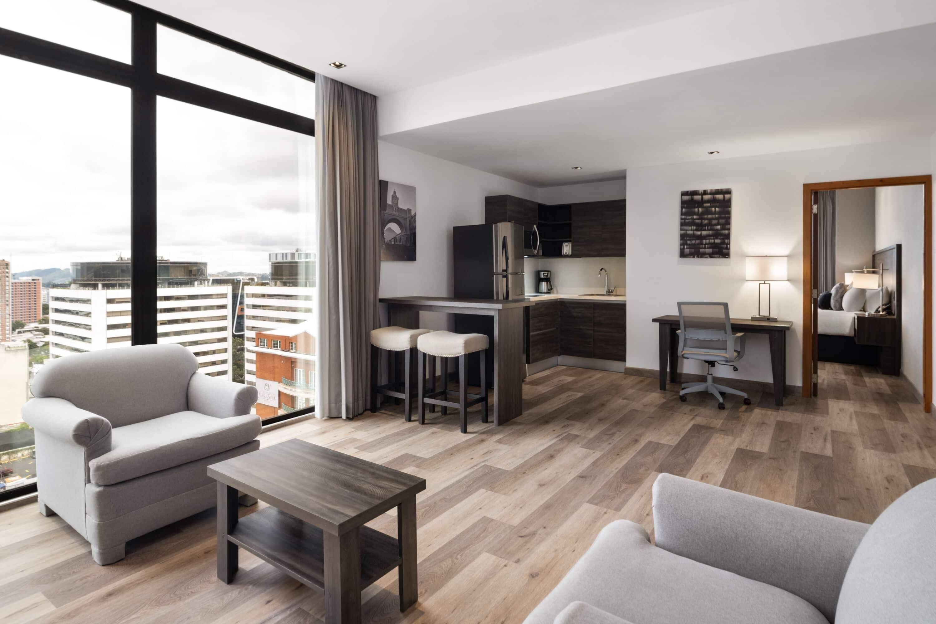 Studio Suite Bisnis, 1 Tempat Tidur King, Bebas Asap Rokok | Area keluarga | Smart TV 55-inci dengan saluran TV kabel dan TV