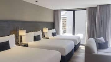 Zimmersafe, Schreibtisch, laptopgeeigneter Arbeitsplatz