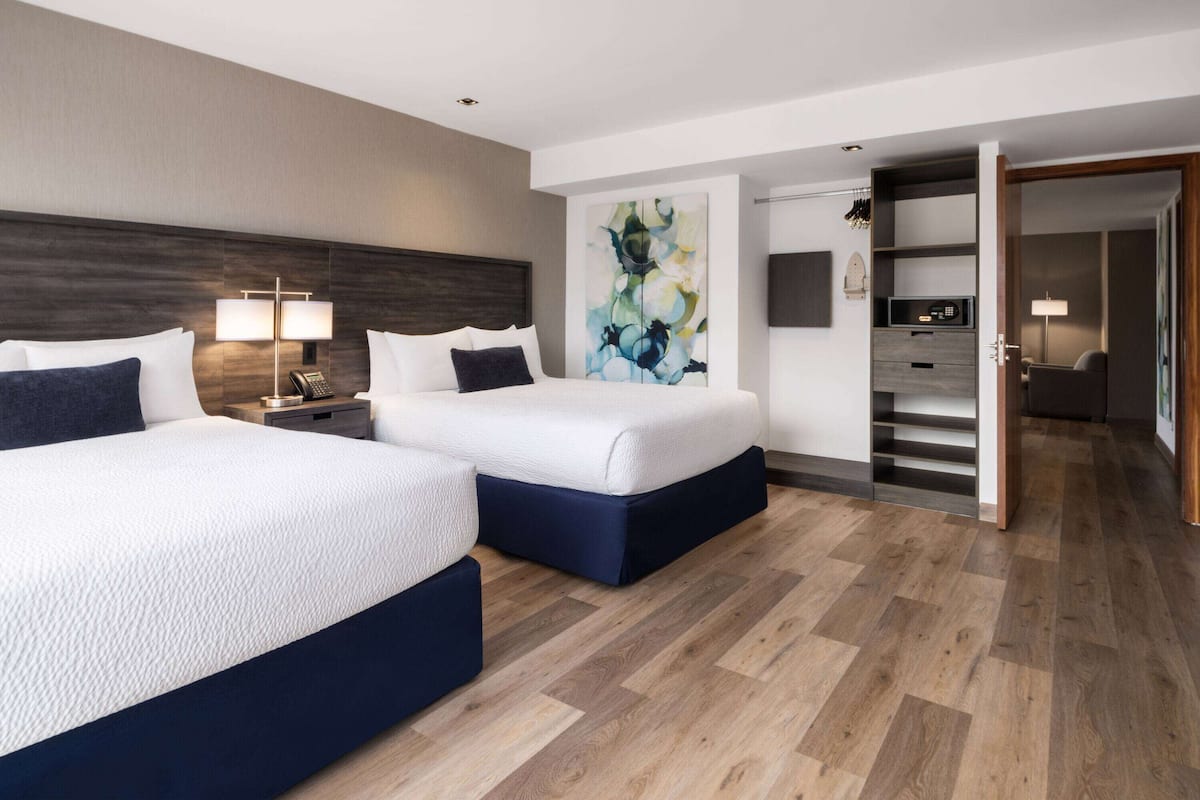 2 Queen Bed, One Bedroom Kitchenette | Zimmersafe, Schreibtisch, laptopgeeigneter Arbeitsplatz