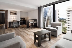 Tallelokero huoneessa, työpöytä