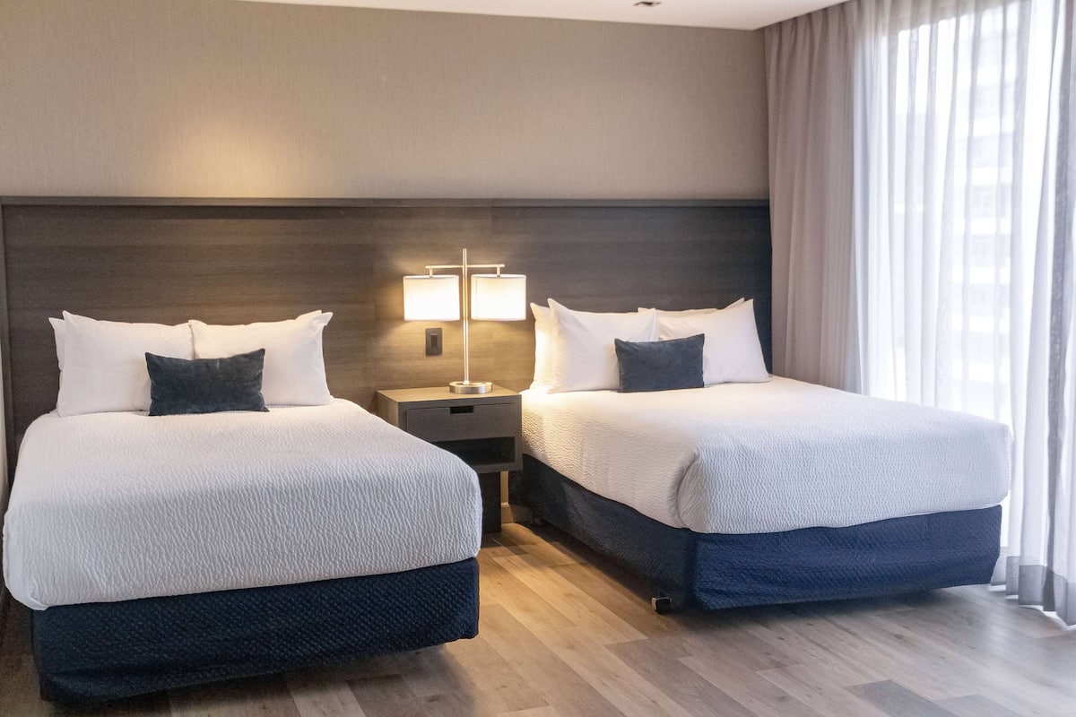 2 Queen Bed | Zimmersafe, Schreibtisch, laptopgeeigneter Arbeitsplatz