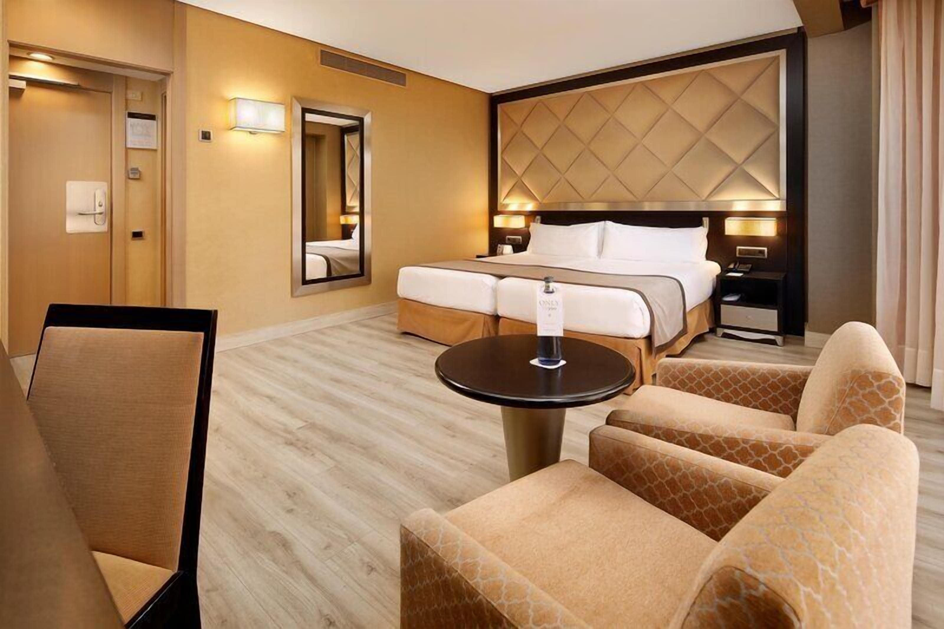 Minibar, coffres-forts dans les chambres, bureau