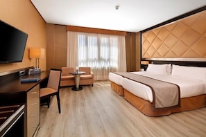 Minibar, in-room safe, desk, laptop workspace - HCC St. Moritz (Barcelona)