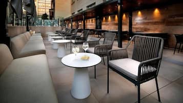 Déjeuner et dîner servis sur place