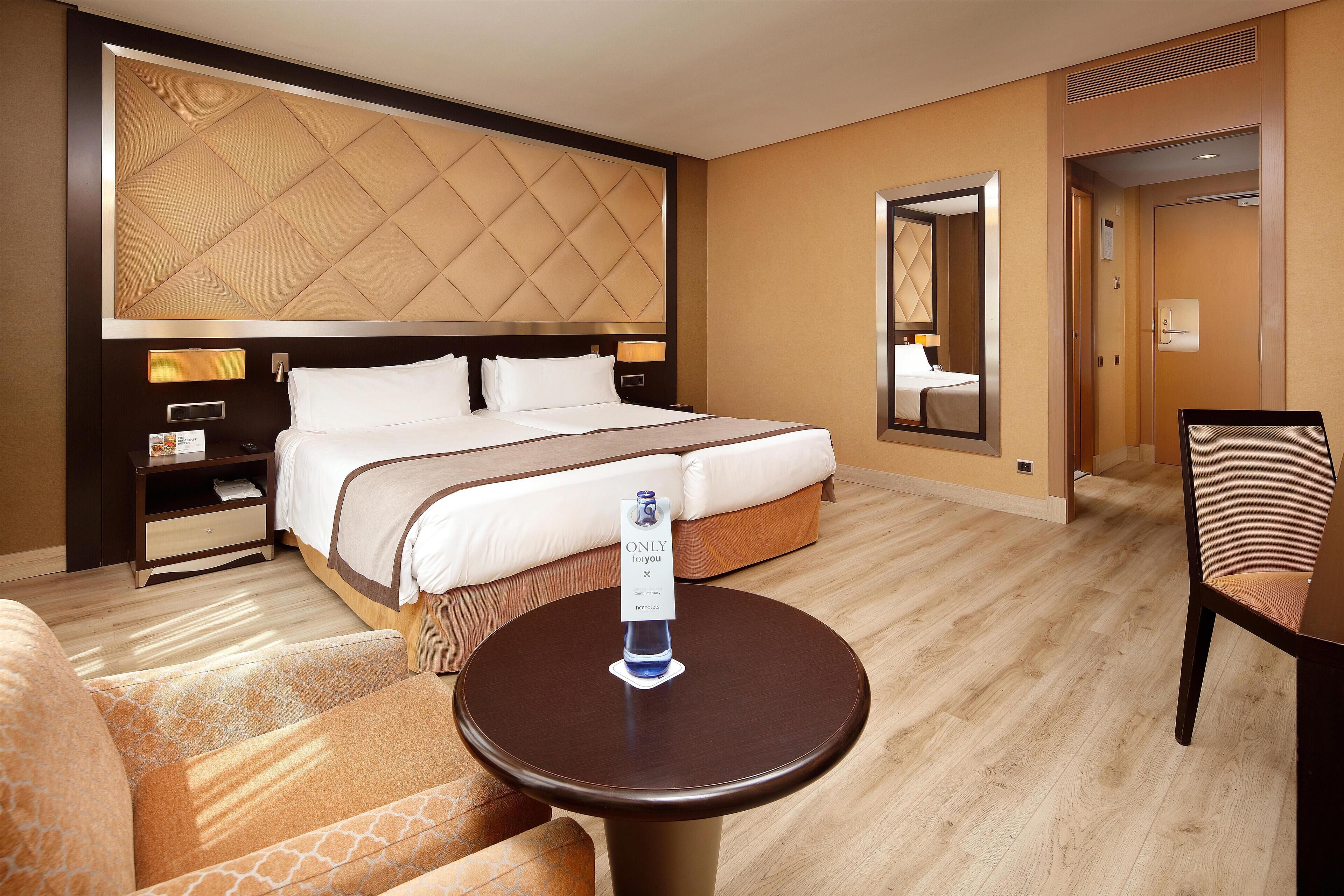 Minibar, coffres-forts dans les chambres, bureau