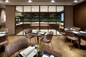 Lunch and dinner served - HCC St. Moritz (Barcelona)