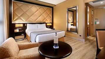 Minibar, coffres-forts dans les chambres, bureau