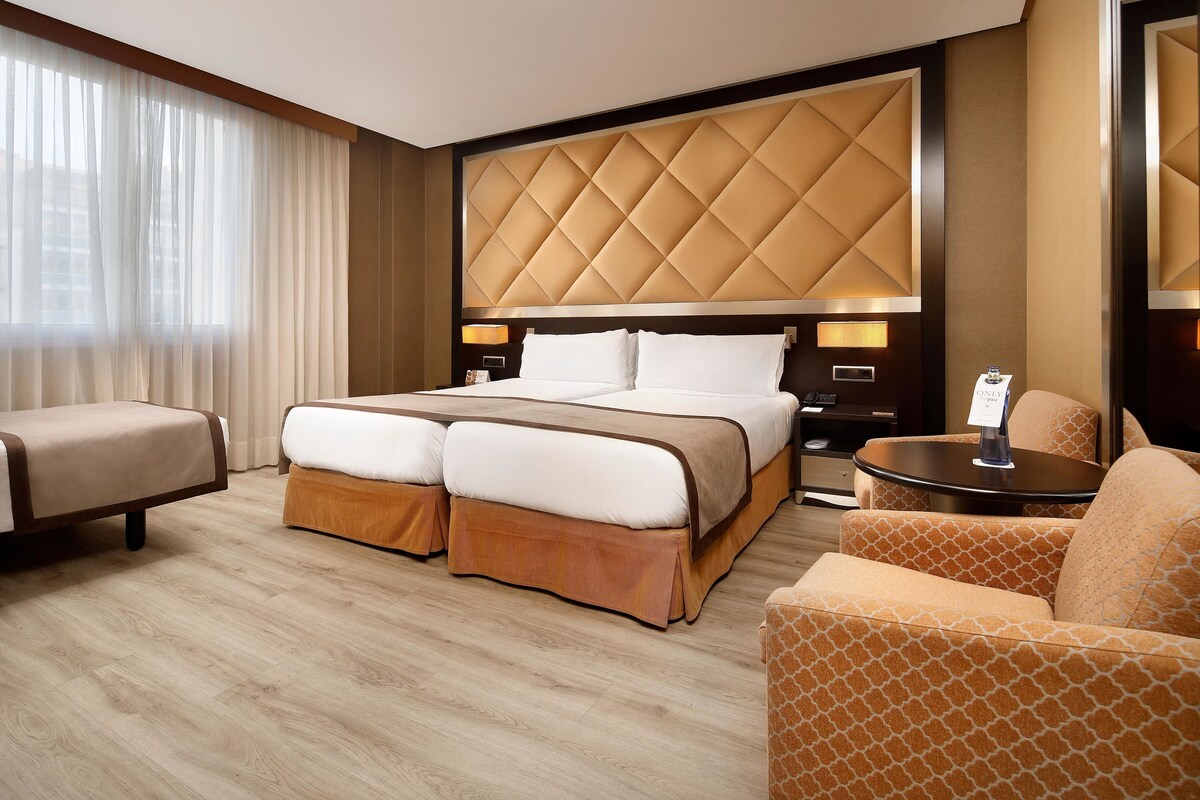 標準客房 (With extra bed) | 迷你吧、房內夾萬、書桌、手提電腦工作空間