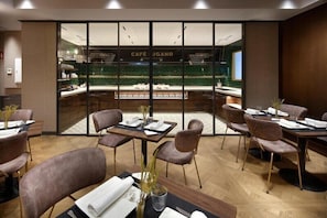 Lunch and dinner served - HCC St. Moritz (Barcelona)