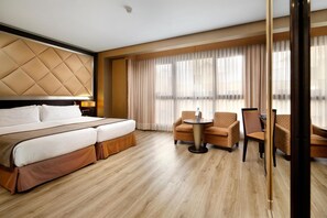 Frigobar, cofres nos quartos, escrivaninha