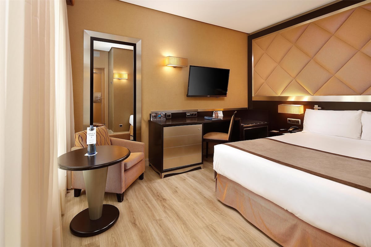 Minibar, caixa forta a l'habitació i escriptori