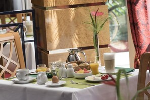 Daily buffet breakfast for a fee