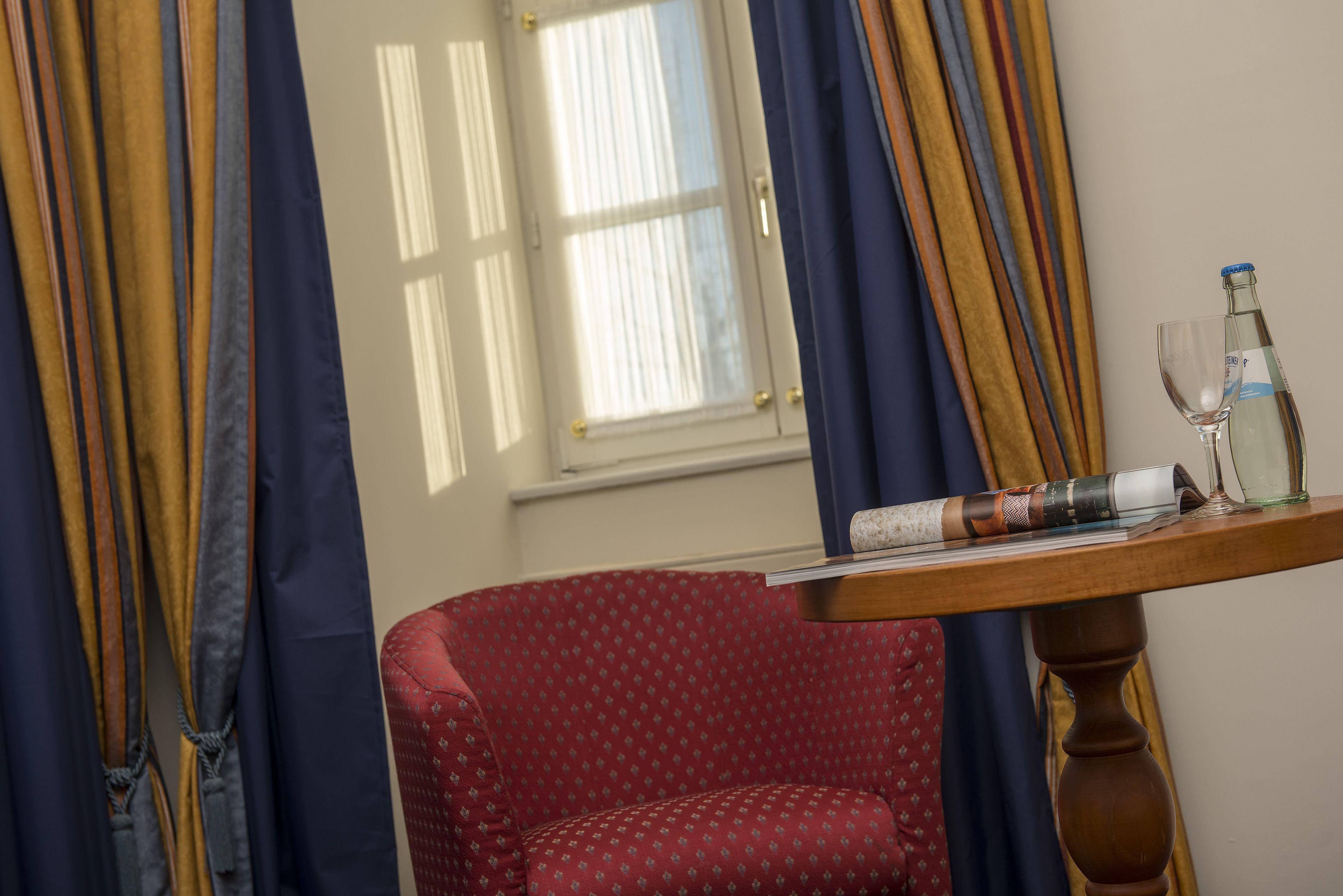 suite (palais) | living area | 32-inch flat-screen tv with satellite channels, tv