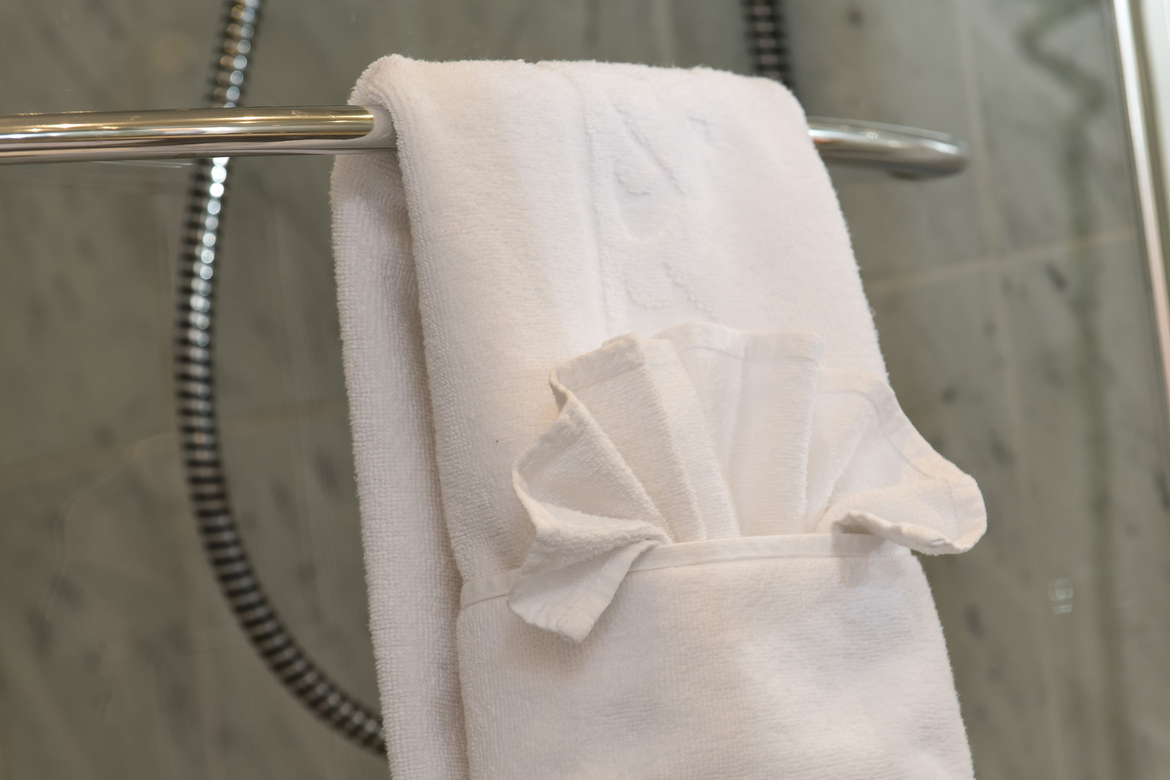 combined shower/bathtub, eco-friendly toiletries, hair dryer, towels