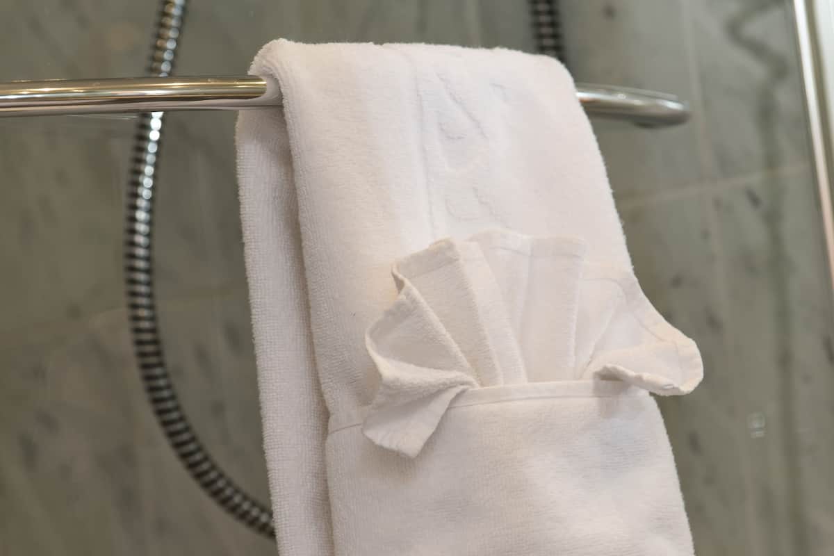 combined shower/bathtub, eco-friendly toiletries, hair dryer, towels