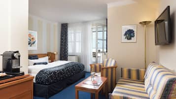 Ropa de cama hipoalergénica y caja de seguridad en la habitación