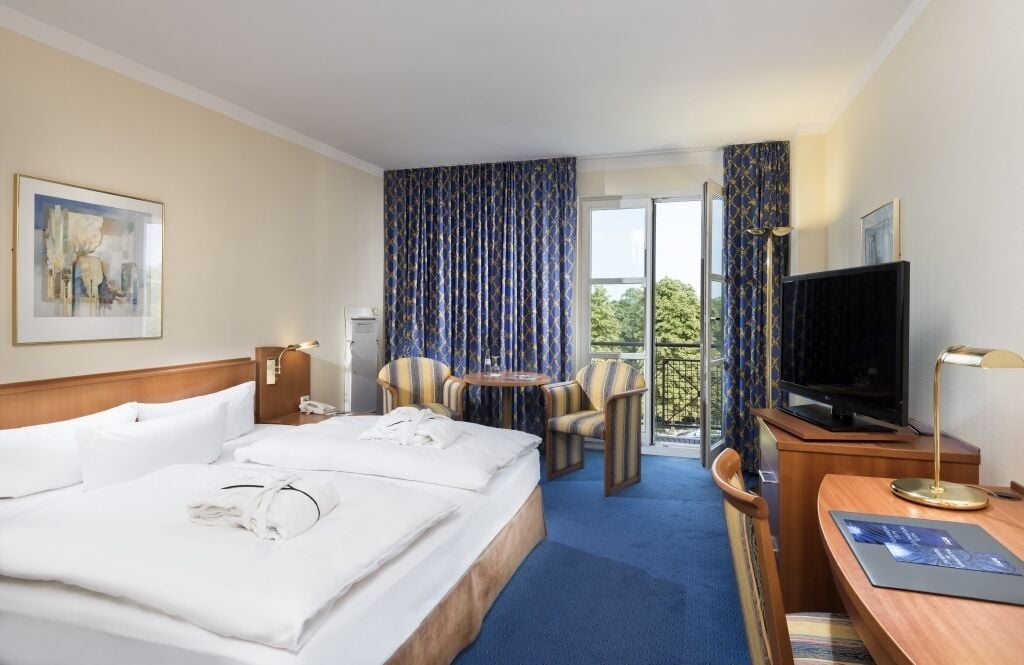 Hypo-allergenic bedding, in-room safe, desk, laptop workspace