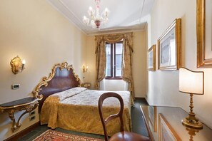 Minibar, coffre-fort, bureau, rideaux d’obscurcissement