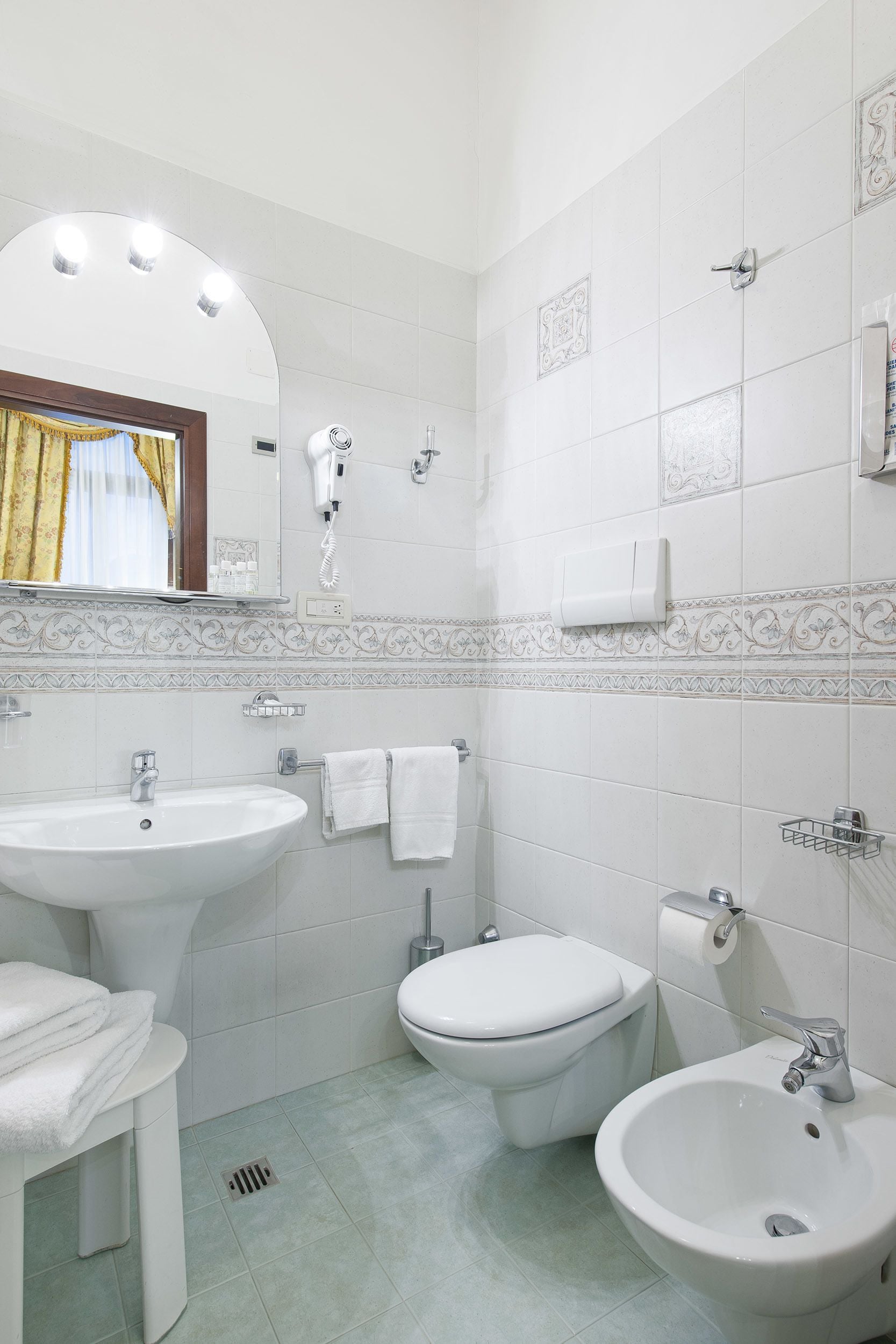 combined shower/bathtub, free toiletries, hair dryer, bidet