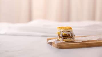Un sándwich sobre una tabla de madera.