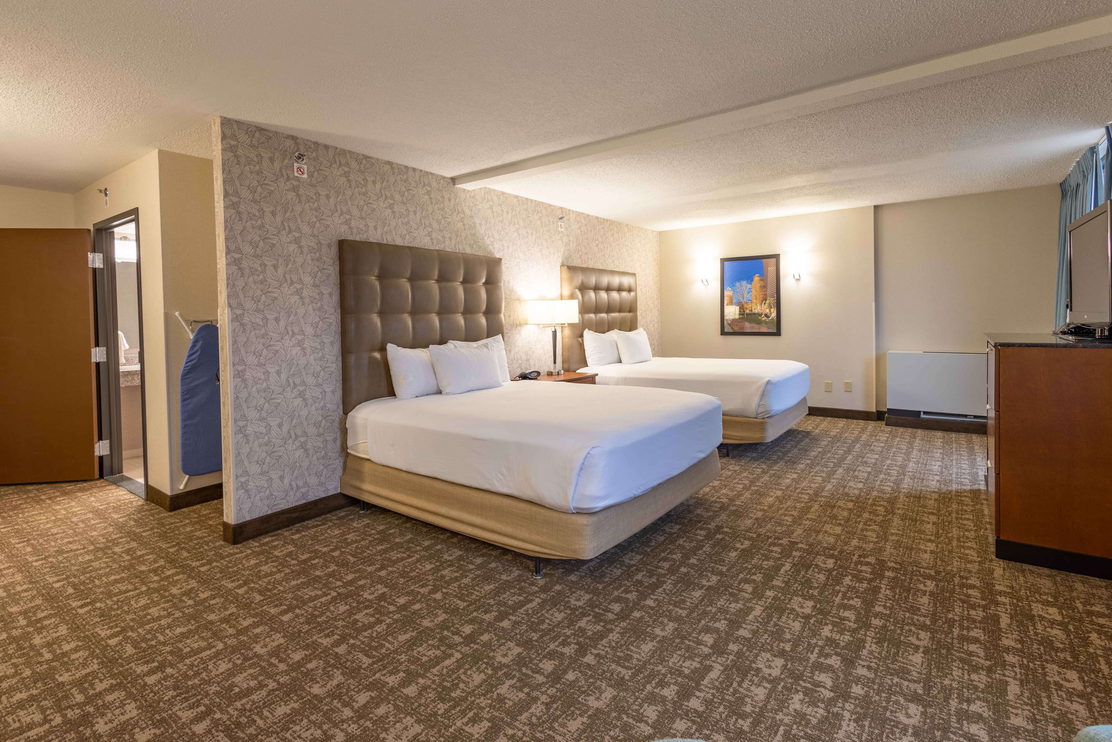 Escritorio, cortinas blackout y tabla de planchar con plancha 