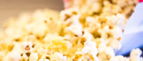 Primer plano de palomitas de maíz con un fondo desenfocado.