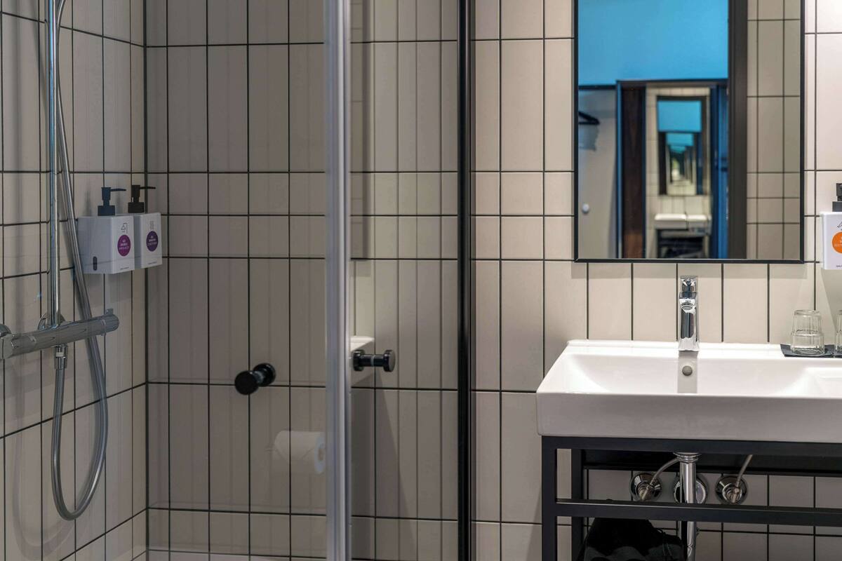 1 bedroom, desk, laptop workspace, soundproofing