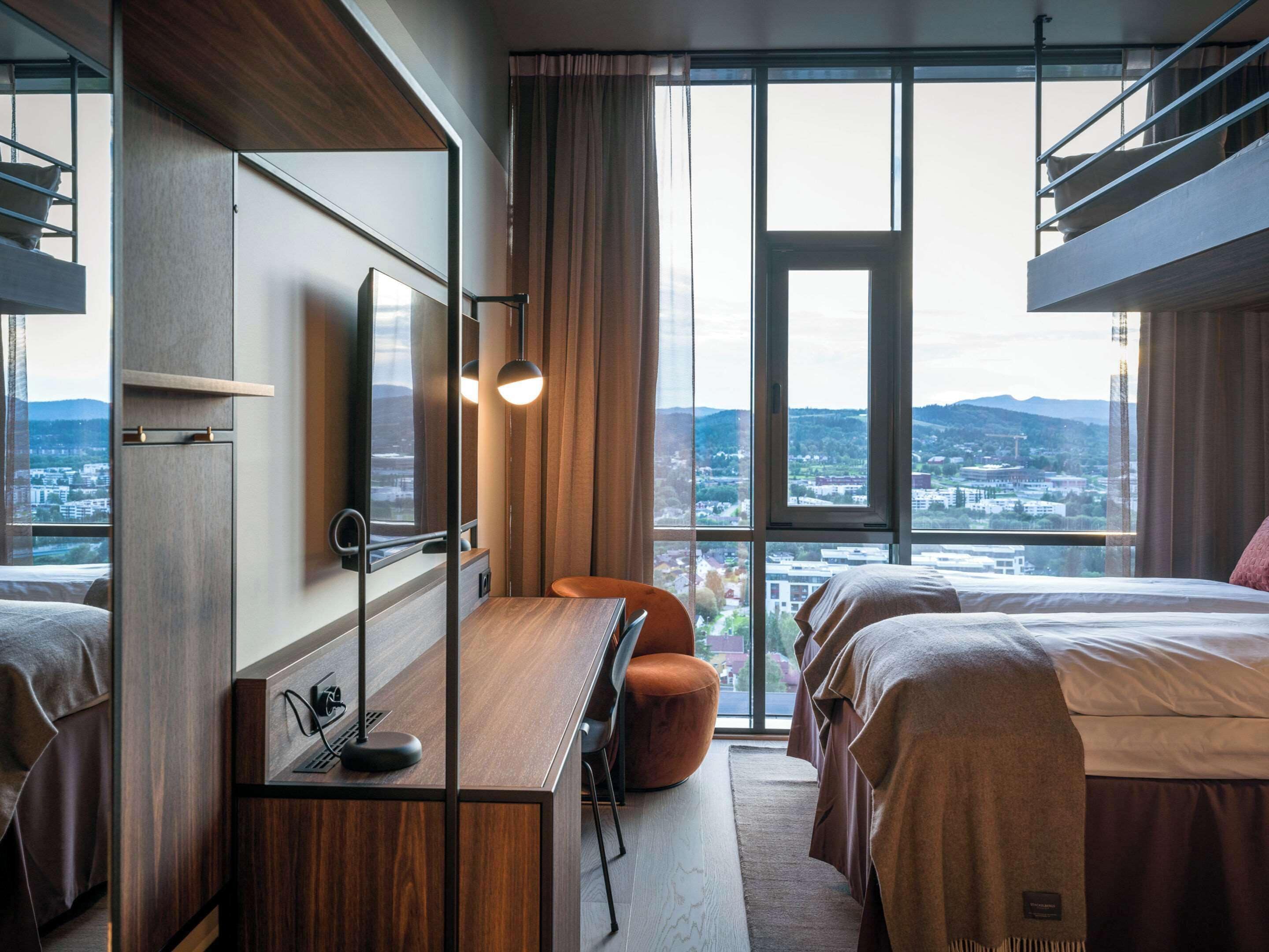 family room, non smoking | 1 bedroom, desk, laptop workspace, soundproofing