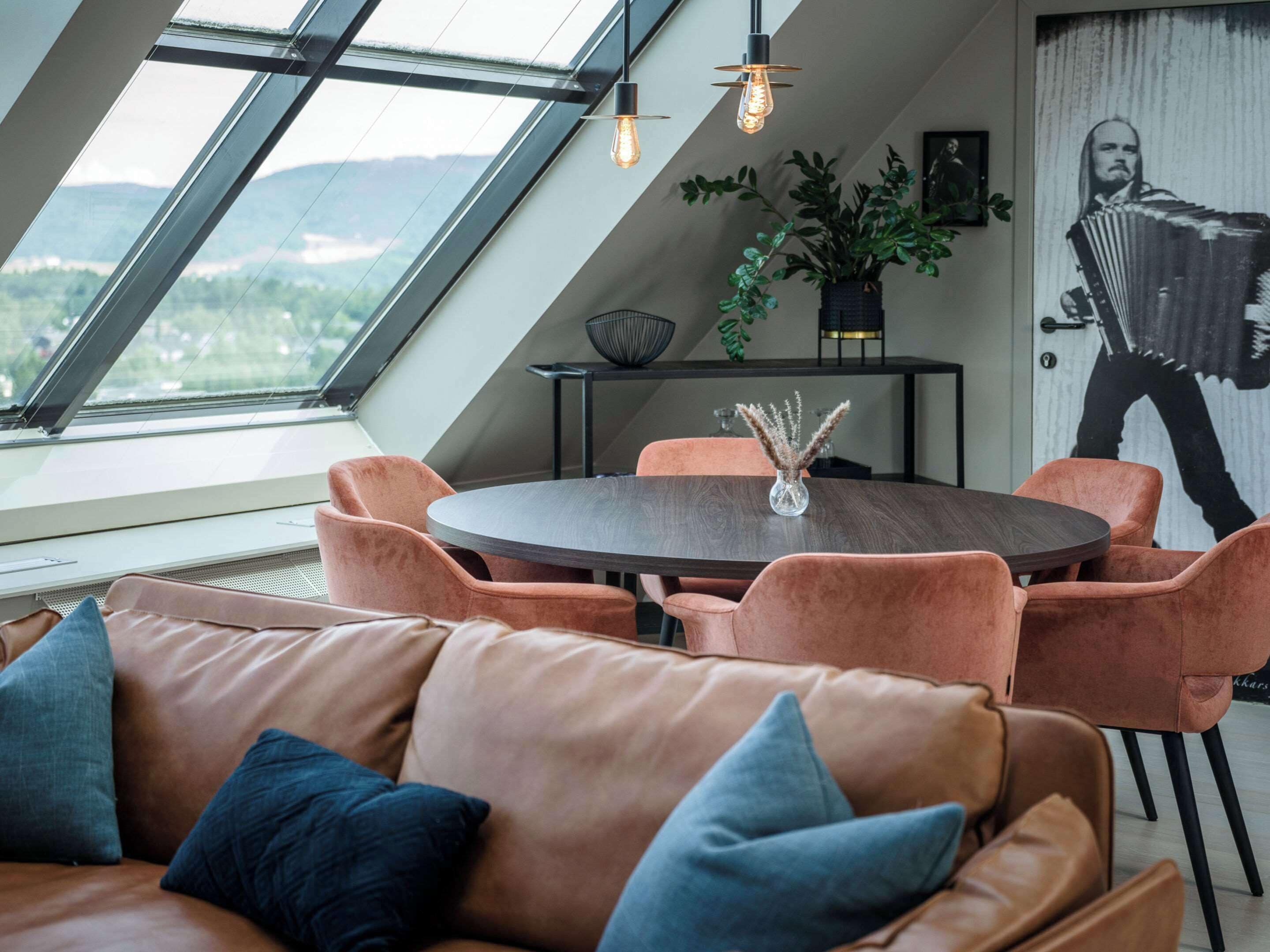 Suite, 1 King Bed, Non Smoking | Laptop workspace, soundproofing, iron/ironing board, free WiFi