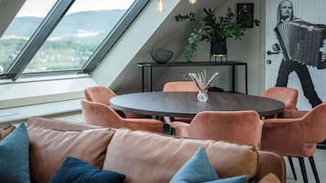 Suite, 1 King Bed, Non Smoking | Laptop workspace, soundproofing, iron/ironing board, free WiFi