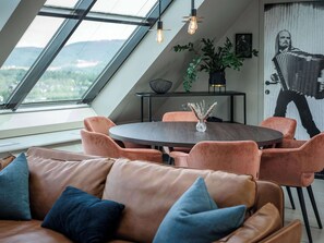 Suite, 1 Tempat Tidur King, Bebas Asap Rokok | Ruang kerja ramah laptop, kedap suara, dan setrika/meja setrika