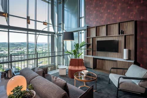 Suite, 1 King-Bett, Nichtraucher | Laptopgeeigneter Arbeitsplatz, schallisolierte Zimmer