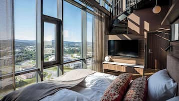 Suite, 1 King Bed, Non Smoking | Desk, laptop workspace, soundproofing, iron/ironing board
