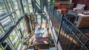 Un apartamento de altura con balcón, ventanas amplias y un diseño interior moderno.