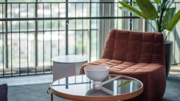 Suite, 1 kingsize bed, niet-roken | Een laptopwerkplek, geluiddichte muren, een strijkplank/strijkijzer