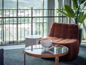 Suite, 1 Tempat Tidur King, Bebas Asap Rokok | Ruang kerja ramah laptop, kedap suara, dan setrika/meja setrika