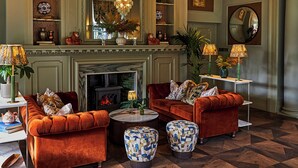 Un salon luxueux avec une cheminée, des canapés moelleux et un décor élégant.