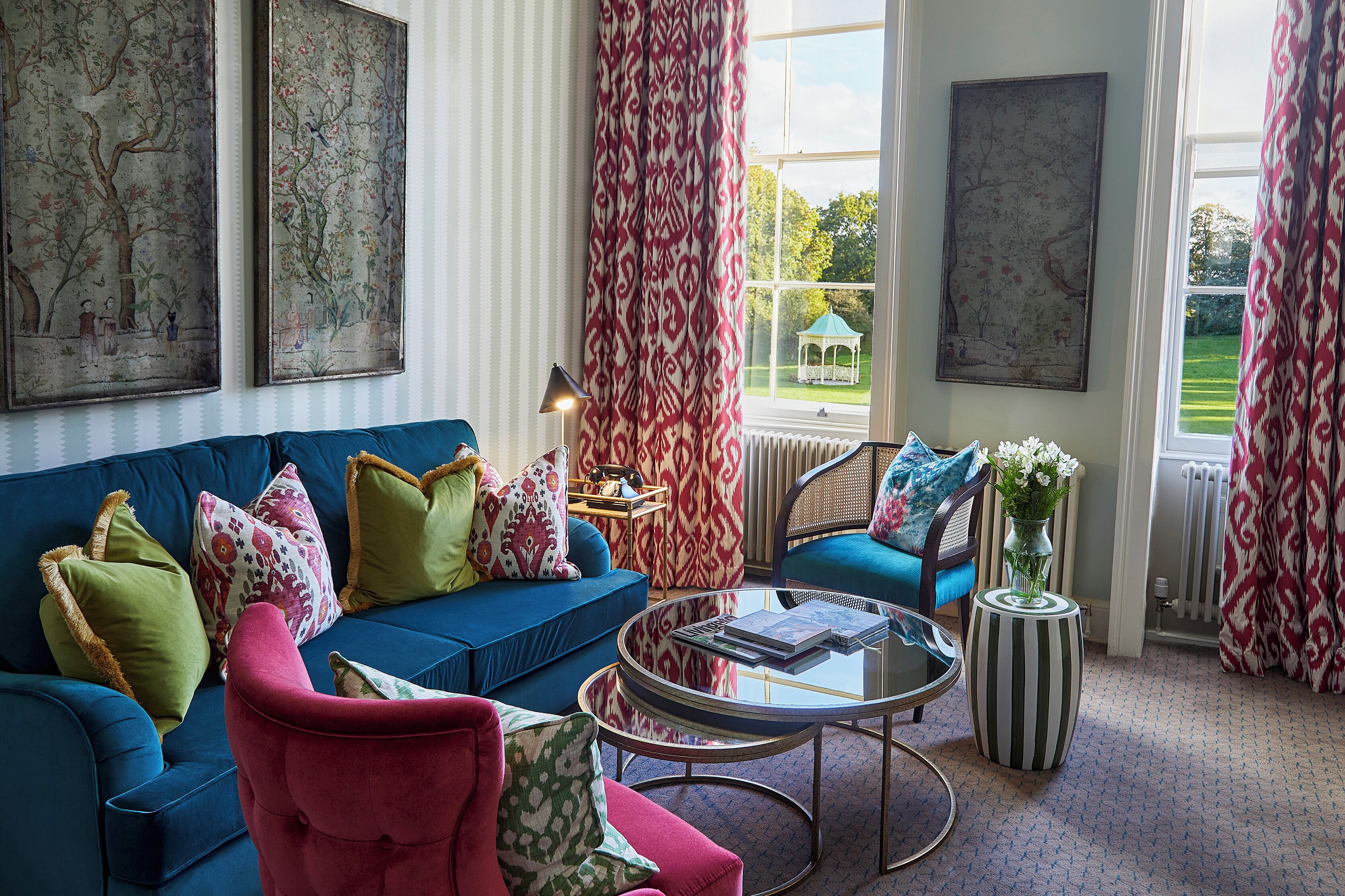 Suite Signature, 1 letto king | Area soggiorno | TV a schermo piatto 36 pollici con canali satellitari, TV