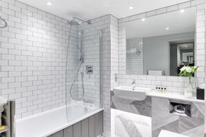 Superior-Dreibettzimmer, 1 Doppelbett | Badezimmer | Kostenlose Toilettenartikel, Haartrockner, Handtücher, Seife